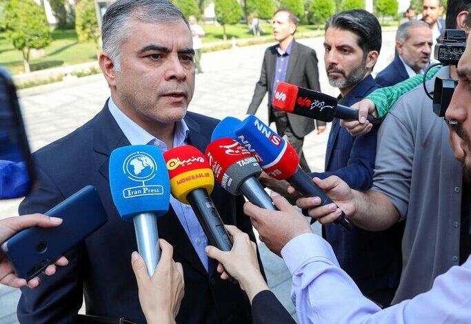 وزیر نفت: تنها در دی و بهمن ماه نزدیک به یک میلیارد لیتر بنزین وارد شد که ارزشی معادل ۶۰۰ میلیون دلار دارد / ما با نیروگاههایی سروکار داریم که راندمان زیر ۳۰ درصد دارند، اما توانستیم زمستان را با کمترین چالش پشت سر بگذاریم