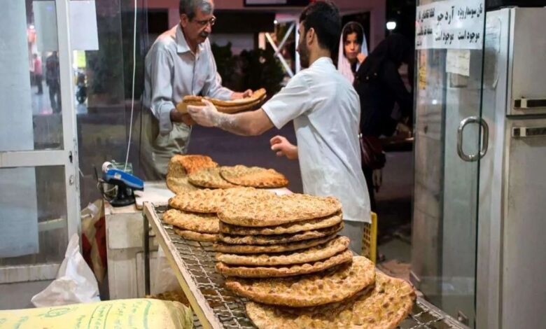 قطعی برق نه تنها باعث خراب شدن خمیر نانوایان شده، بلکه از سوی سامانه به علت تراکنشهای نامتعارف، متهم به تخلف شدهاند/ در یک روز ممکن است ۳ تا ۴ کیسه آرد به علت خاموشیها از بین برود/ دولت آرد ۴ نرخی را باید تک نرخی کند؛ الان هر کیسه آرد از ۵۰ هزار تا ۱ میلیون و ۲۰۰ تومان نوسان دارد