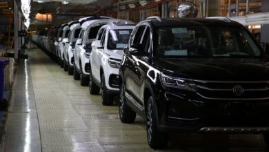روزنامه ایران: مونتاژکارها، بخش قابل توجهی از خودرو‌های تولیدی امسال را پیش‌فروش کرده‌اند یا از محل مطالبات دولتی، نقدینگی گرفته‌اند؛ در واقع آنها محصول سال ۱۴۰۳ را با پول مردم و منابع عمومی می‌سازند، اما باز هم از «کمبود منابع» حرف می‌زنند / آنها تلاش دارند با استناد به «دیون دولتی» بازار را آماده افزایش قیمت‌های جدید کنند