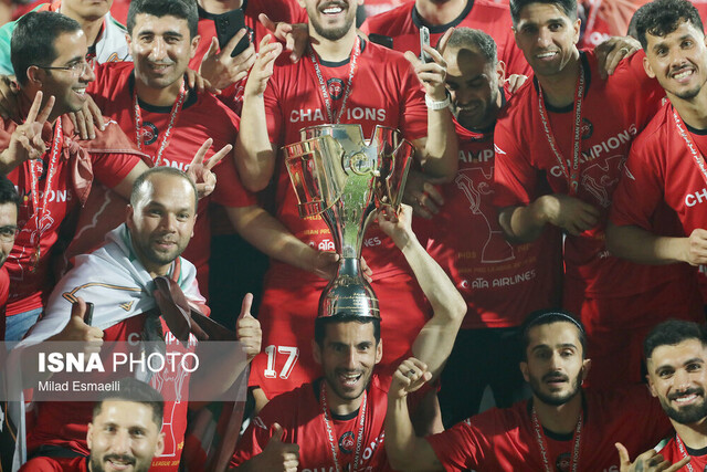 ویدیو/ ازدحام عجیب و خطرناک هواداران در زمین هنگام اهدای جام تراکتور!