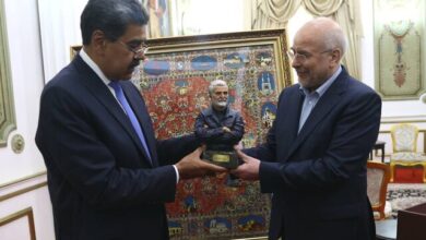 قالیباف هدیه خانوده شهید سلیمانی را به رئیس‌جمهور ونزوئلا تقدیم کرد - هشت صبح