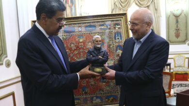 هدیه خانواده شهید سلیمانی برای رئیس جمهور ونزوئلا - هشت صبح