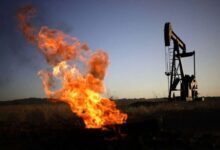 افزایش قیمت نفت همزمان با تعلیق همکاری ایران با آژانس بین‌المللی انرژی اتمی/ بازار در حال قیمت‌گذاری بر اساس نوعی ریسک ژئوپلیتیکی ناشی از اقدام تهران درباره آژانس است