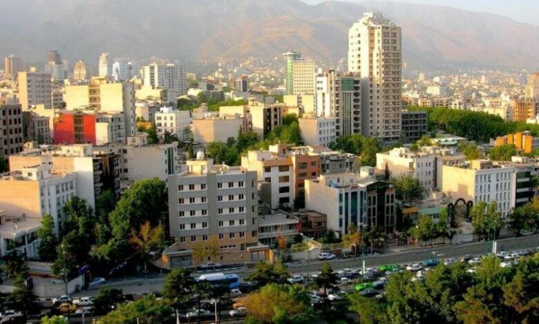 یک انبوه‌ساز: تا زمانی که وضعیت تعامل ایران با سایر کشور‌ها مشخص نشود، بلاتکلیفی در بازار مسکن ادامه خواهد داشت / کارگران افغان نقش بسزایی در ساخت و ساز داشتند؛ دستمزد کارگران افغان روزانه ۹۰۰ هزار تومان و دستمزد کارگران ایرانی دو میلیون تومان است / این عامل می‌تواند حدود ۱۵ درصد قیمت تمام شده ساخت را بالا ببرد / [با این وجود] معتقدم آثار مثبت خروج آنها بیشتر از تبعات منفی آن است