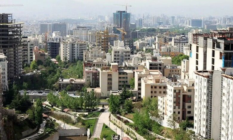 فارس: در بازار مسکن به دلیل کمبود نقدینگی، خریداران املاک خود را با دلار، طلا، زمین، ویلا یا خودرو معاوضه میکنند/ امکان رصد مالی این مبادلات از طریق شبکه بانکی کشور وجود ندارد؛ پس در صورت بروز مشکلات، امکان ثبت شکایت رسمی و پیگیری قضایی عملاً منتفی است