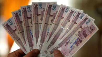 حسینی، نماینده مجلس: حذف ۴ صفر از پول ملی در کمیسیون اقتصادی تصویب شد/ پیشنهاد شده بود عنوان پول از «ریال» به «تومان» و واحد خُرد پولی به «قِران» تغییر کند، اما کمیسیون به اینکه نام پول ملی «ریال» باقی بماند، رای داد/ هر ریال جدید، معادل ۱۰ هزار ریال فعلی است