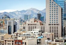 رئیس اتحادیه مشاورین املاک: قیمت‌های پیشنهادی مسکن در شمال تهران، متری ۳۰ تا ۵۰ میلیون تومان کاهش یافته/ تا پیش از این مالکان نمی‌فروختند، اما در حال حاضر خریدار وجود ندارد/ در مناطق مرکزی پایتخت بعضی مالکان تا متری ۳۰ میلیون تومان تخفیف می‌دهند/ احتمالا قیمت مسکن باز هم پایین می‌آید