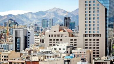 رئیس اتحادیه مشاورین املاک: قیمت‌های پیشنهادی مسکن در شمال تهران، متری ۳۰ تا ۵۰ میلیون تومان کاهش یافته/ تا پیش از این مالکان نمی‌فروختند، اما در حال حاضر خریدار وجود ندارد/ در مناطق مرکزی پایتخت بعضی مالکان تا متری ۳۰ میلیون تومان تخفیف می‌دهند/ احتمالا قیمت مسکن باز هم پایین می‌آید