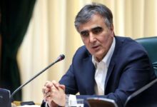 رئیس بانک مرکزی: نرخ ارز در بازار دوم عمدتاً زیر ۱۰۰ هزار تومان است، اما دیروز به دلیل التهابات مقطعی، حدود ۲ هزار تومان بالاتر معامله شد/ توافق با پتروشیمیها و فولادیها برای افزایش عرضه ارز