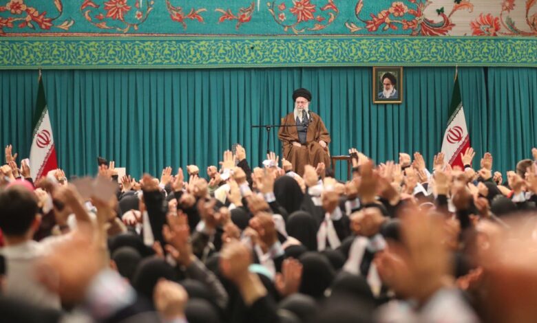 رهبر انقلاب: زن، کارگزار خانه نیست، مدیر است - هشت صبح