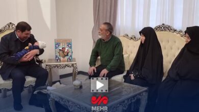 مخبر در دیدار با خانواده شهید ۱۲ روزه - هشت صبح