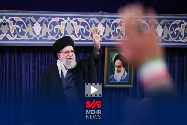 رهبر انقلاب: قوی‌ترین ارتش دنیا هم ممکن است زمین‌گیر شود