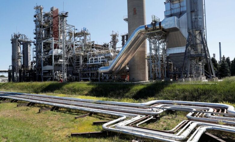 آزادسازی حدود ۱.۸ میلیون بشکه نفت از ذخیره‌سازی‌های راهبردی مجارستان - هشت صبح