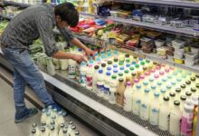 مدیر عامل اتحادیه تعاونی‌های لبنی: به زودی قیمت لبنیات با وضعیت درآمد مردم به جایی می‌رسد که خرید آن دیگر توجیهی نخواهد داشت/ یک ایرانی در طول سال ۴۰ کیلوگرم لبنیات مصرف می‌کند، در صورتی که این رقم در جهان ۱۸۰ کیلوگرم است