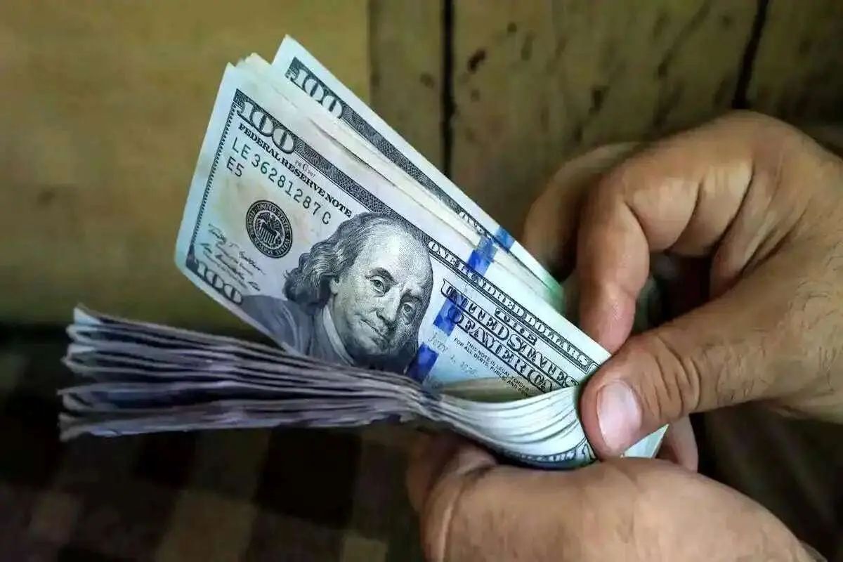 قیمت دلار ۱۵۶ هزار تومان شد