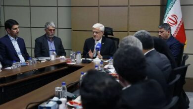 انتقاد عارف از رویکرد صداوسیما درباره محدودیت اینترنت: براساس نظرسنجی خود صداوسیما ۶۳ درصد مردم مخالف قطع اینترنت بین‌الملل هستند، اما در برنامه‌های این رسانه عمدتا از افرادی دعوت می‌شود که موافق محدودسازی اینترنت هستند / فردی که دو واحد کامپیوتر پاس نکرده به عنوان کارشناس اینترنت می‌آورند تلویزیون به عنوان مخالف اینترنت صحت می‌کند، با چه حقی؟