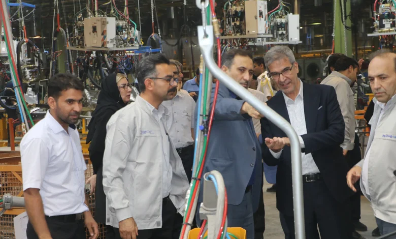 بازدید وزیر علوم از محصول جدید کرمان موتور