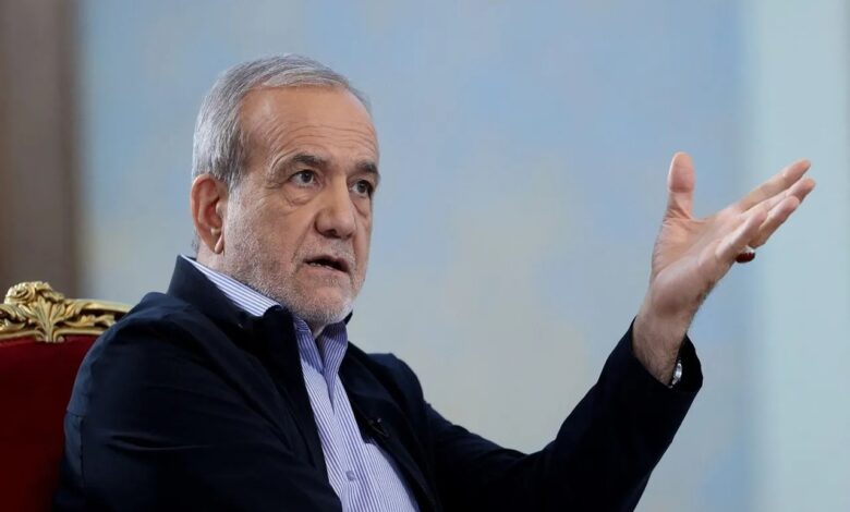 پزشکیان: وقتی صداوسیما و برخی فعالان رسانه‌ای در شرایط جنگی لبه نقدهای غیرمنصفانه را به سمت دولت بگیرند، مجبور خواهیم بود پاسخ درخور بدهیم؛ این به صلاح کشور نیست