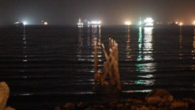 صداوسیما: صدای انفجار در سیریک / برخی منابع آگاه این صدا را مرتبط با بسته نگه‌داشتن تنگه هرمز می‌دانند / ساعت یک بامداد صدای دو انفجار هم در بندرعباس شنیده شد / یک منبع در استانداری هرمزگان: هیچ اصابت پرتابه و درگیری در سیریک وجود نداشته / فارس: دقایقی قبل ایران اجازۀ عبور یک نفتکش متخلف به تنگه را نداد
