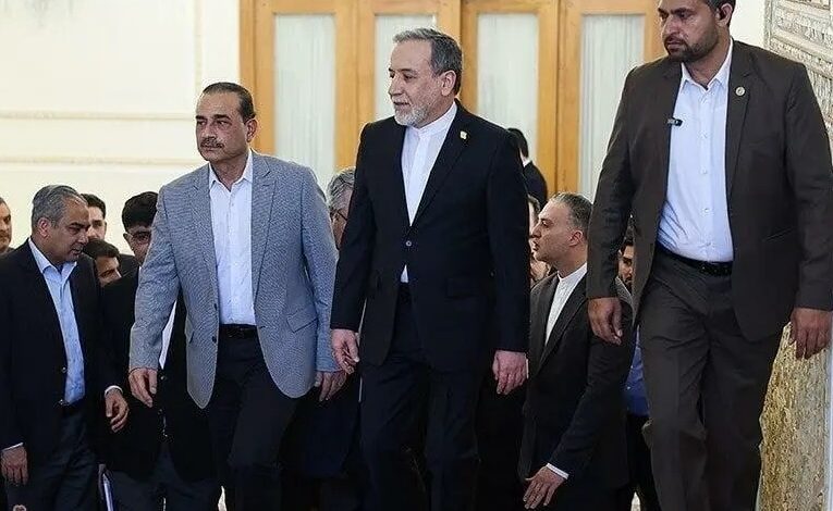 خبرنگار العربیه: یک تیم حقوقی پاکستانی برای حضور در مراسم امضای توافق میان ایران و آمریکا در یک کشور اروپایی شرکت خواهد کرد / تهران درخواست کرده است که توافق با آمریکا در یک کشور اروپایی امضا شود تا به آن جنبه و اعتبار بینالمللی داده شود