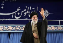 ستاد بزرگداشت عروج خونین رهبر شهید: «باید برخاست»، شعار محوری و «مشت گره‌کرده»، نشان رسمی مراسم تشییع رهبر شهید انقلاب خواهد بود