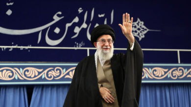 ستاد بزرگداشت عروج خونین رهبر شهید: «باید برخاست»، شعار محوری و «مشت گره‌کرده»، نشان رسمی مراسم تشییع رهبر شهید انقلاب خواهد بود