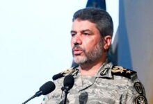 سخنگوی ارتش: در جنگ، جلسهای با حضور مسئولان عالی رتبه نظام در حال برگزاری بود که مشخص شد یک پهپاد دشمن بر فراز آن منطقه در حال پرواز است/ از آنجا که پهپاد از نوع کم سرعت بود و جنگندهها با سرعت بسیار بالاتری حرکت میکنند، پهپاد مورد اصابت قرار نمیگرفت/ خلبانان ما با استفاده از برخورد فیزیکی، جنگنده را به پهپاد نزدیک کرده و با اصابت بال هواپیما به دم پهپاد، آن را منهدم کردند