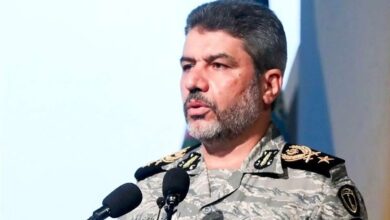 سخنگوی ارتش: در جنگ، جلسه‌ای با حضور مسئولان عالی رتبه نظام در حال برگزاری بود که مشخص شد یک پهپاد دشمن بر فراز آن منطقه در حال پرواز است/ از آن‌جا که پهپاد از نوع کم سرعت بود و جنگنده‌ها با سرعت بسیار بالاتری حرکت می‌کنند، پهپاد مورد اصابت قرار نمی‌گرفت/ خلبانان ما با استفاده از برخورد فیزیکی، جنگنده را به پهپاد نزدیک کرده و با اصابت بال هواپیما به دم پهپاد، آن را منهدم کردند