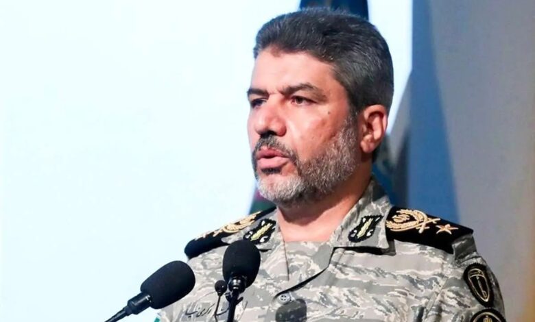 سخنگوی ارتش: در جنگ، جلسه‌ای با حضور مسئولان عالی رتبه نظام در حال برگزاری بود که مشخص شد یک پهپاد دشمن بر فراز آن منطقه در حال پرواز است/ از آن‌جا که پهپاد از نوع کم سرعت بود و جنگنده‌ها با سرعت بسیار بالاتری حرکت می‌کنند، پهپاد مورد اصابت قرار نمی‌گرفت/ خلبانان ما با استفاده از برخورد فیزیکی، جنگنده را به پهپاد نزدیک کرده و با اصابت بال هواپیما به دم پهپاد، آن را منهدم کردند