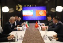 دیدار مومنی با وزیر کشور قرقیزستان در حاشیه نشست بیشکک - هشت صبح