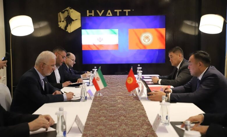 دیدار مومنی با وزیر کشور قرقیزستان در حاشیه نشست بیشکک - هشت صبح