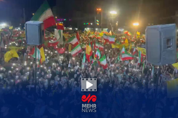 خوشحالی مردم در میدان انقلاب بعد از حمله موشکی ایران به اسرائیل - هشت صبح