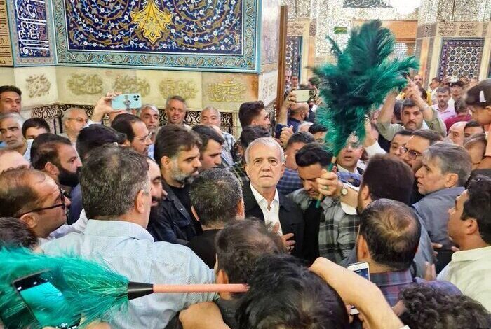 رئیس جمهور به زیارت حرم مطهر امام رضا(ع) مشرف شد - هشت صبح