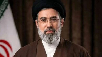 در مسیر رسیدن به این مرحله، مسئولین امر از سر دلسوزی و با حسن نظر، تلاشهای زیادی را به عمل آوردند/ بنده علی الاصول نظر دیگری داشتم، ولی از باب تعهّدی که رئیسجمهور محترم دادند و تصریح به قبول مسئولیت آن نمودند، اجازه توافق را صادر نمودم/ بدیهی است که مذاکرات حضوری که در آینده برقرار خواهد شد، به معنی پذیرش نظر دشمن نخواهد بود
