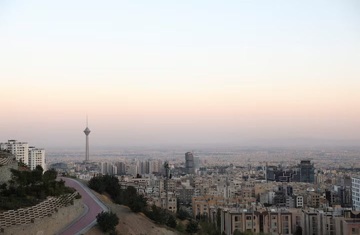 در توافق میان امریکا و ایران، یک صندوق خصوصی ۳۰۰ میلیارد دلاری برای هدایت سرمایه‌گذاری در ایران پیش‌بینی شده؛ بیش از نیمی از این مبلغ نیز تاکنون تعهد شده/این صندوق به‌گونه‌ای طراحی شده که برای هر دو طرف انگیزه‌ای اقتصادی جهت دستیابی به توافق نهایی ایجاد کند/  شرکت‌هایی مستقر در آمریکا، کشورهای عربی حوزه خلیج فارس، آسیا، آمریکای جنوبی و آفریقا برای تأمین مالی این صندوق اعلام تعهد کرده‌اند