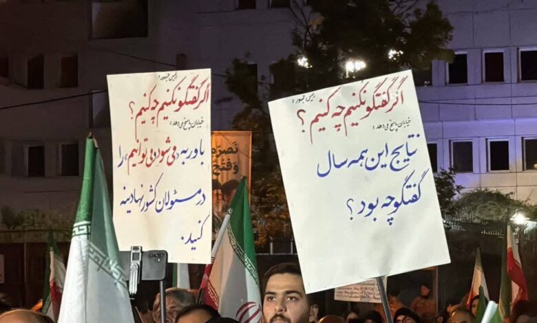 ۱۰۰ نفر، اما پر سر و صدا! / استفاده مثلث جلیلی، پایداری و بقایای دولت مرحوم رئیسی از دسته‌های ۱۰۰ نفری یکسان برای تجمع ضد مذاکراتی مقابل دفاتر نهادها و مراجع
