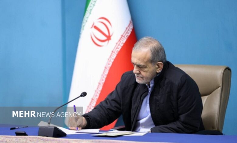 دستور پزشکیان درباره طلب ۴ میلیارد یورویی تامین‌کنندگان کالای اساسی - هشت صبح