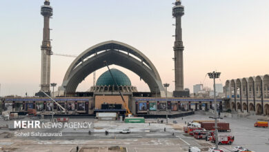 آماده سازی مصلی امام خمینی(ره) در آستانه مراسم وداع با رهبر شهید - هشت صبح
