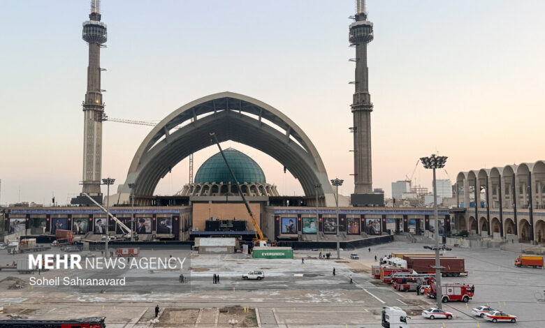 آماده سازی مصلی امام خمینی(ره) در آستانه مراسم وداع با رهبر شهید - هشت صبح