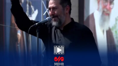 لحظاتی از شعرخوانی آقای احمد بابایی در مراسم وداع رهبر شهید