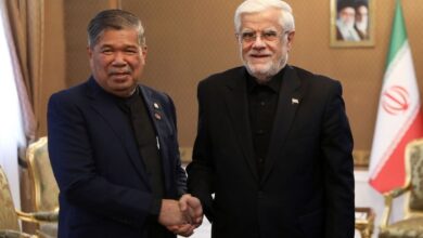 عارف: ایران خواهان توسعه جدی روابط با مالزی است - هشت صبح