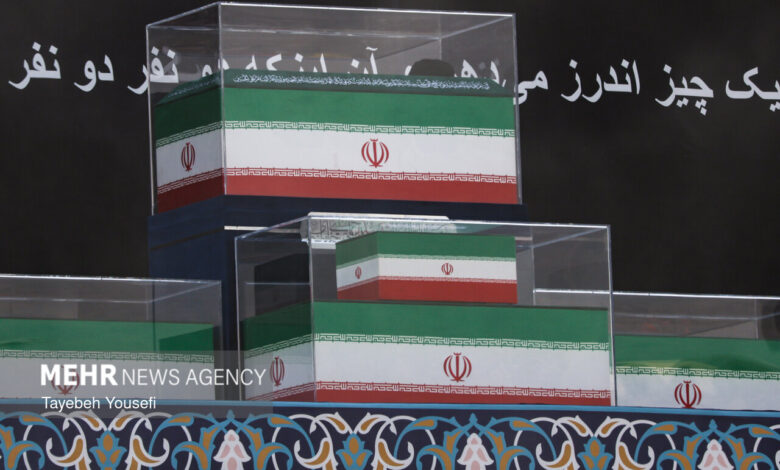 آیت‌الله سبحانی بر پیکر مطهر رهبر شهید انقلاب اقامۀ نماز می‌کنند - هشت صبح