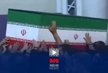 لحظات خروج پیکر رهبر شهید انقلاب پس از اقامه نماز از مصلی - هشت صبح