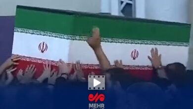 لحظات خروج پیکر رهبر شهید انقلاب پس از اقامه نماز از مصلی - هشت صبح