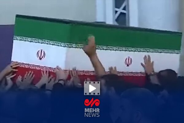 لحظات خروج پیکر رهبر شهید انقلاب پس از اقامه نماز از مصلی - هشت صبح