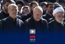 سران قوا در صف اول اقامه نماز بر پیکر مطهر رهبر شهید انقلاب و خانواده - هشت صبح