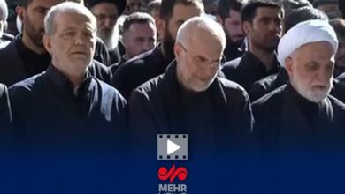سران قوا در صف اول اقامه نماز بر پیکر مطهر رهبر شهید انقلاب و خانواده - هشت صبح