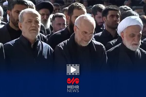 سران قوا در صف اول اقامه نماز بر پیکر مطهر رهبر شهید انقلاب و خانواده - هشت صبح