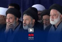 اشک های فرزندان رهبر شهید انقلاب در لحظات اقامه نماز بر پیکر پدر