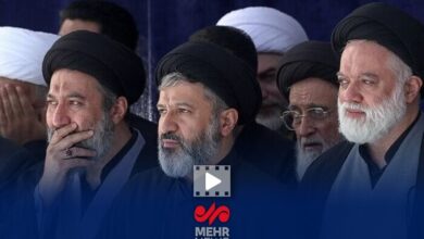اشک های فرزندان رهبر شهید انقلاب در لحظات اقامه نماز بر پیکر پدر